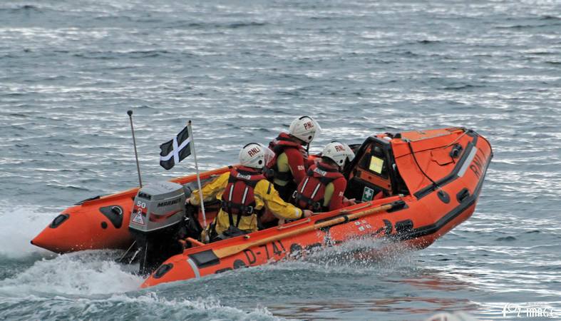 28 June 2017 - Looe RNLI Training with RNLI Lifeguards on Seaton beach © Ian Foster / fozimage