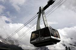 Cable car leaving Murren to the Birg