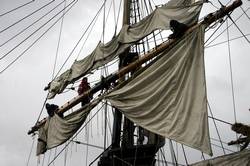 The Kaskelot - Rigging the sailss